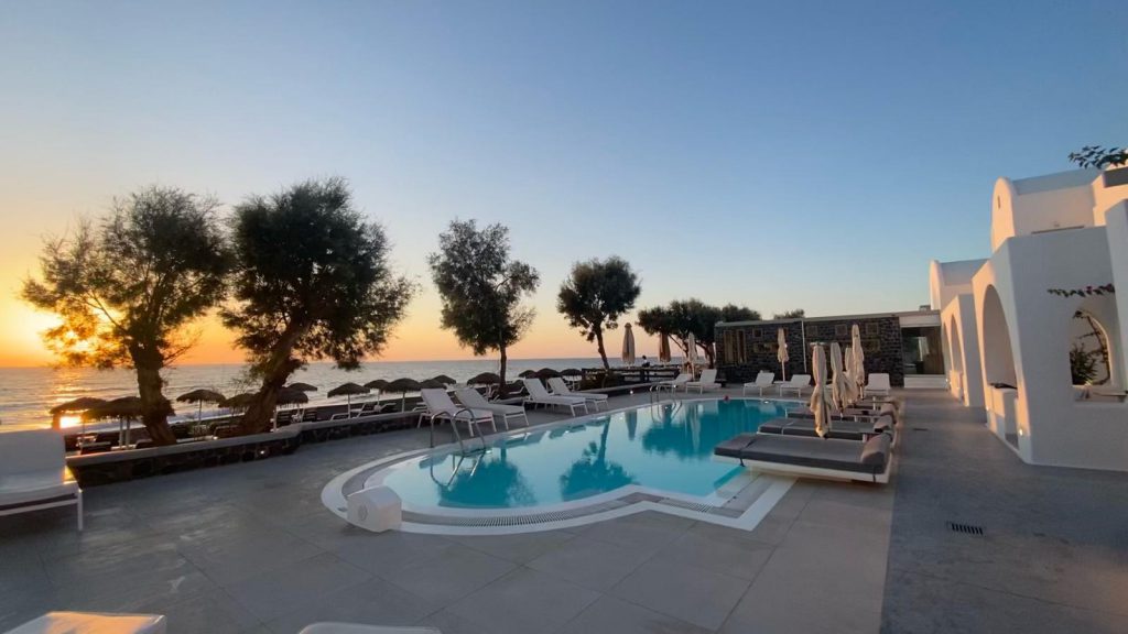 מלון מומלץ עם חוף ים בסנטוריני יוון